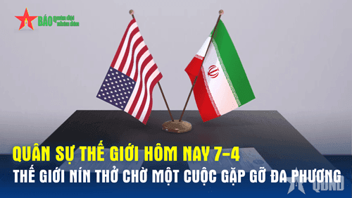 Lá cờ Mỹ và Iran đặt cạnh nhau, tượng trưng cho căng thẳng địa chính trị và phí bảo hiểm rủi ro trong giá dầu.