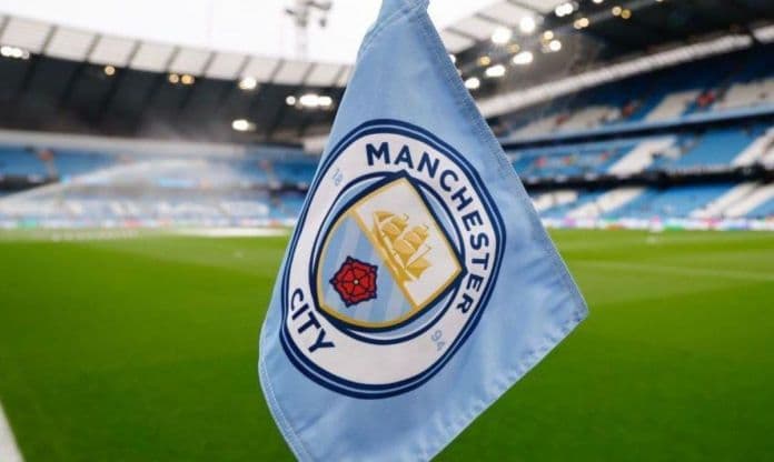 Lá cờ Manchester City, biểu tượng cho lời mời gọi trở lại từ đội bóng cũ.
