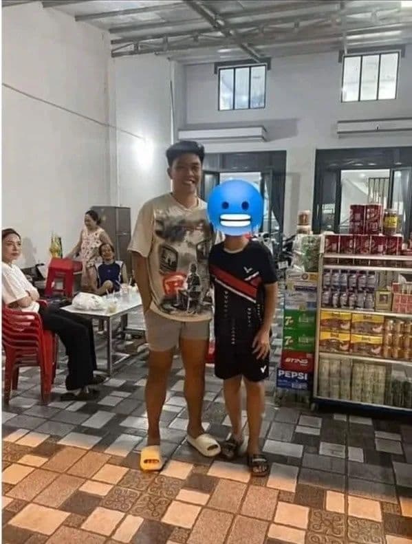 Lý Đức đứng trong nhà riêng, nơi Phí Thanh Thảo được đồn đoán đã đến thăm