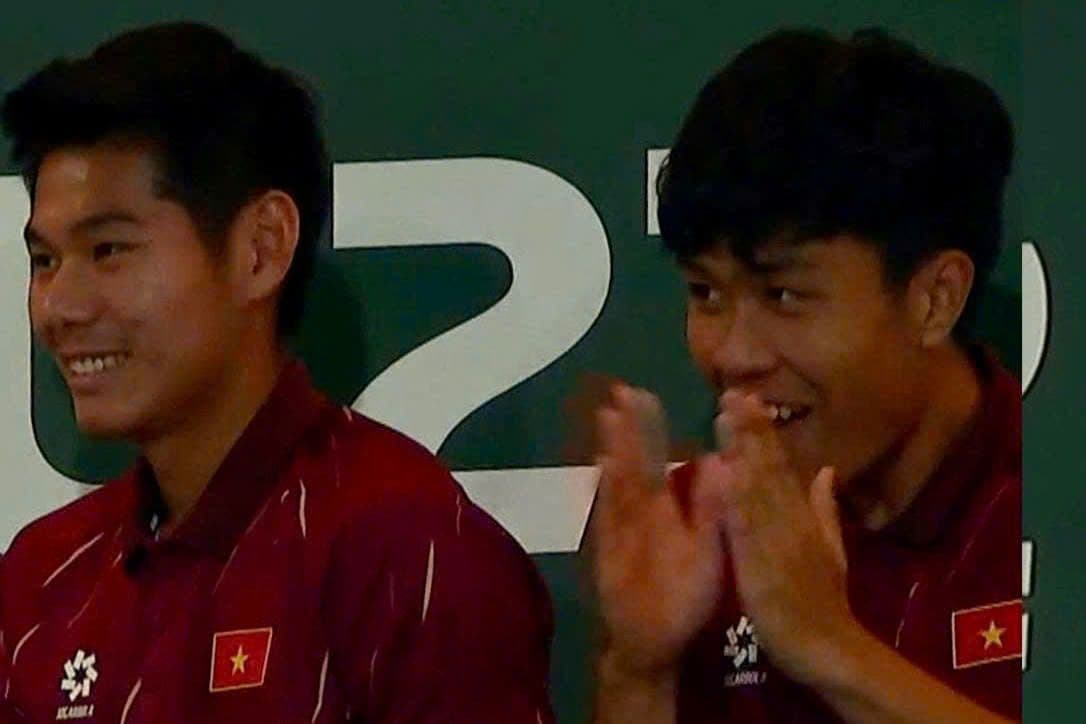 Lý Đức và đồng đội U23 Việt Nam cười tươi, vỗ tay trên sân cỏ