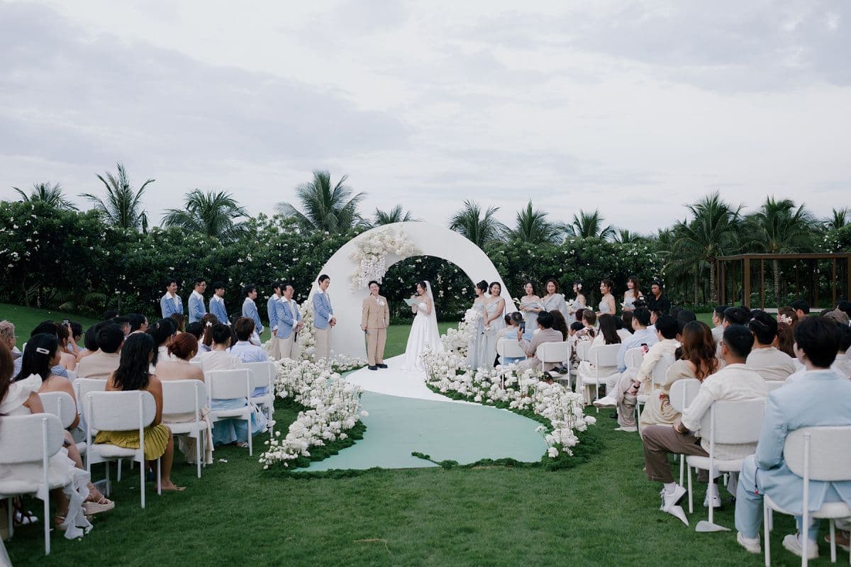 Lễ cưới ngoài trời của Kai Đinh và cô dâu Hà Đức Hạnh với khung cảnh lãng mạn.