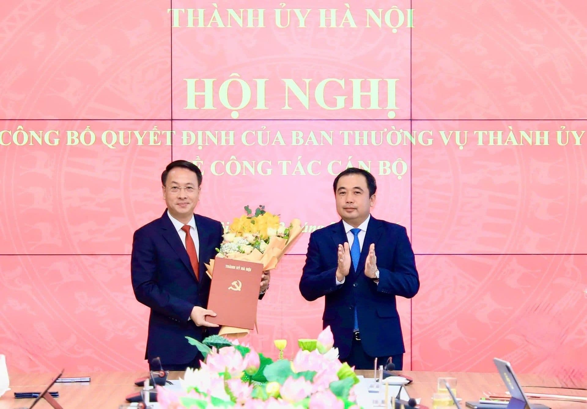Lễ công bố quyết định bổ nhiệm cán bộ cấp cao của Thành ủy Hà Nội, thể hiện sự kiện toàn bộ máy lãnh đạo.