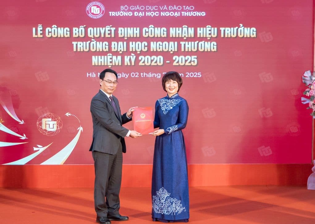 Lễ công bố quyết định bổ nhiệm PGS.TS Phạm Thu Hương làm Hiệu trưởng Đại học Ngoại thương, đánh dấu kỷ nguyên mới.