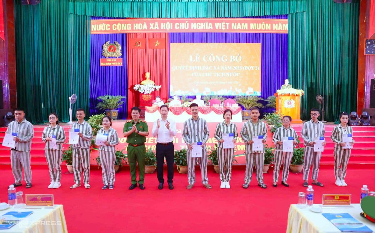 Lễ công bố quyết định đặc xá năm 2025 (đợt 2) của Chủ tịch nước tại trại giam, với các phạm nhân được đặc xá và cán bộ.