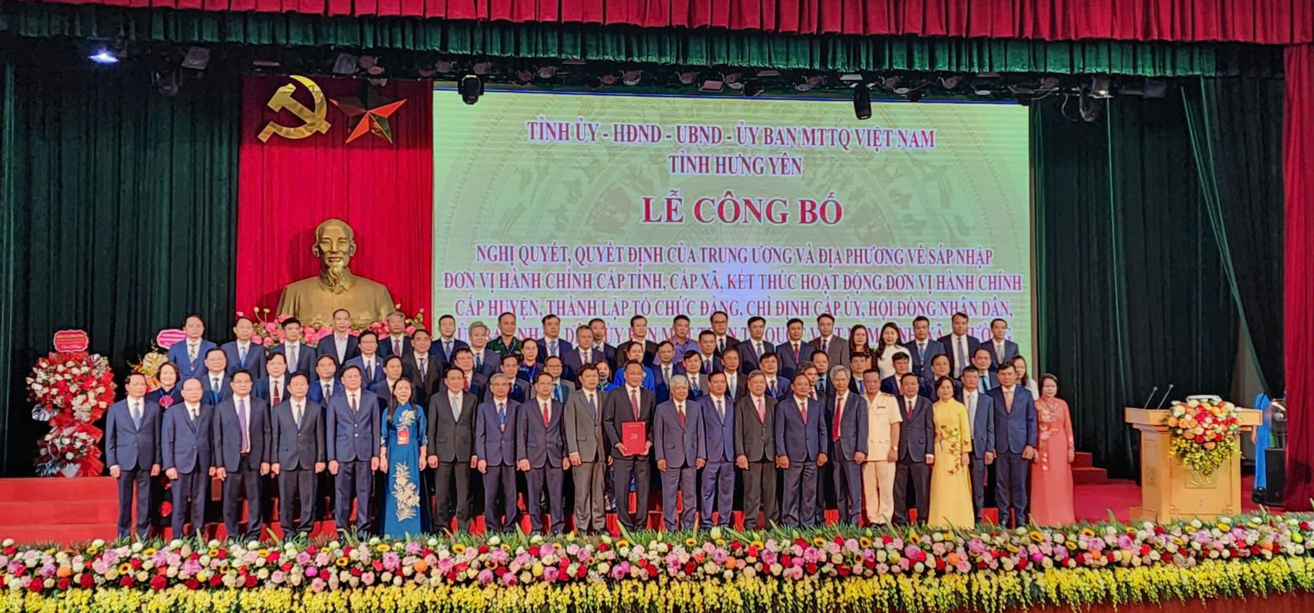 Lễ công bố thành lập tỉnh Hưng Yên mới với sự tham dự của các lãnh đạo cấp cao.