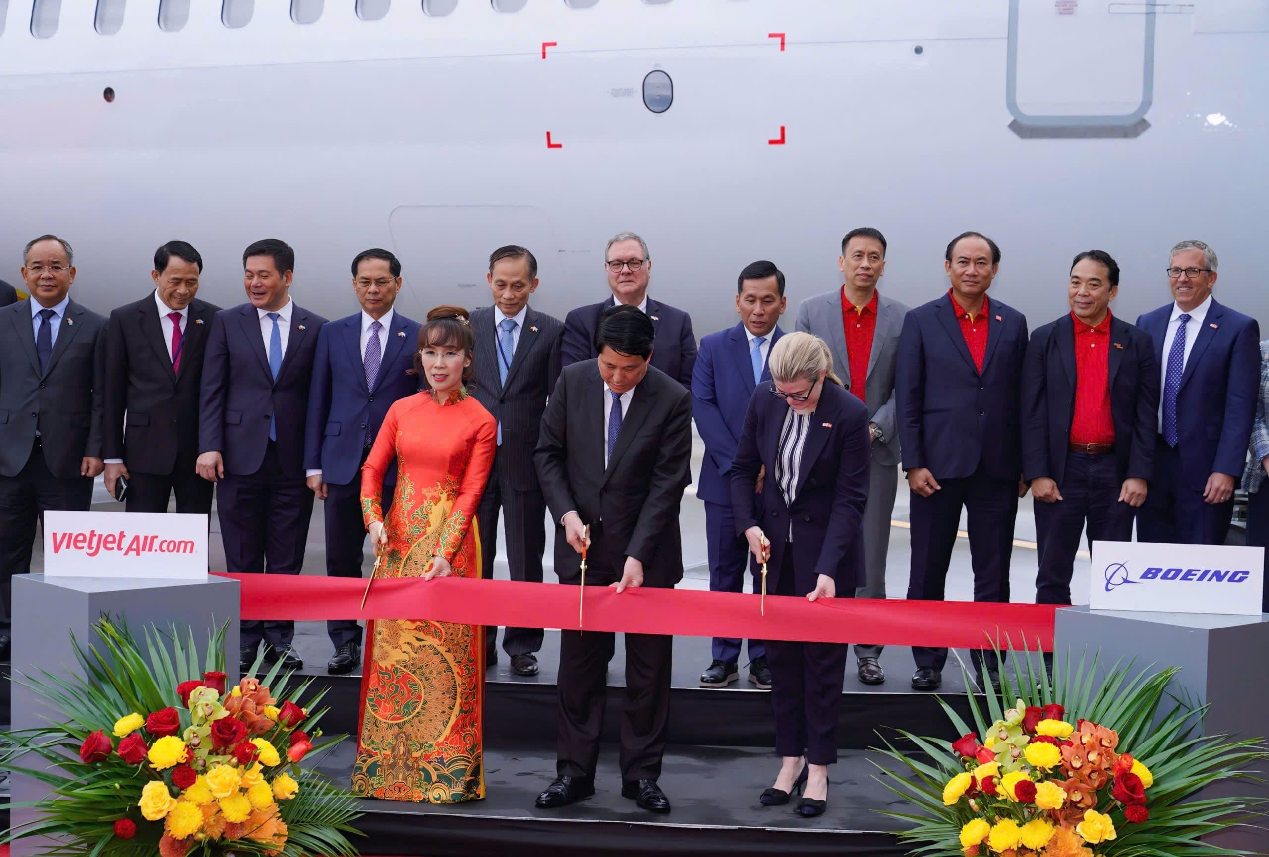 Lễ cắt băng khánh thành chiếc máy bay Boeing 737-8 đầu tiên của Vietjet, đánh dấu kỷ nguyên mới.