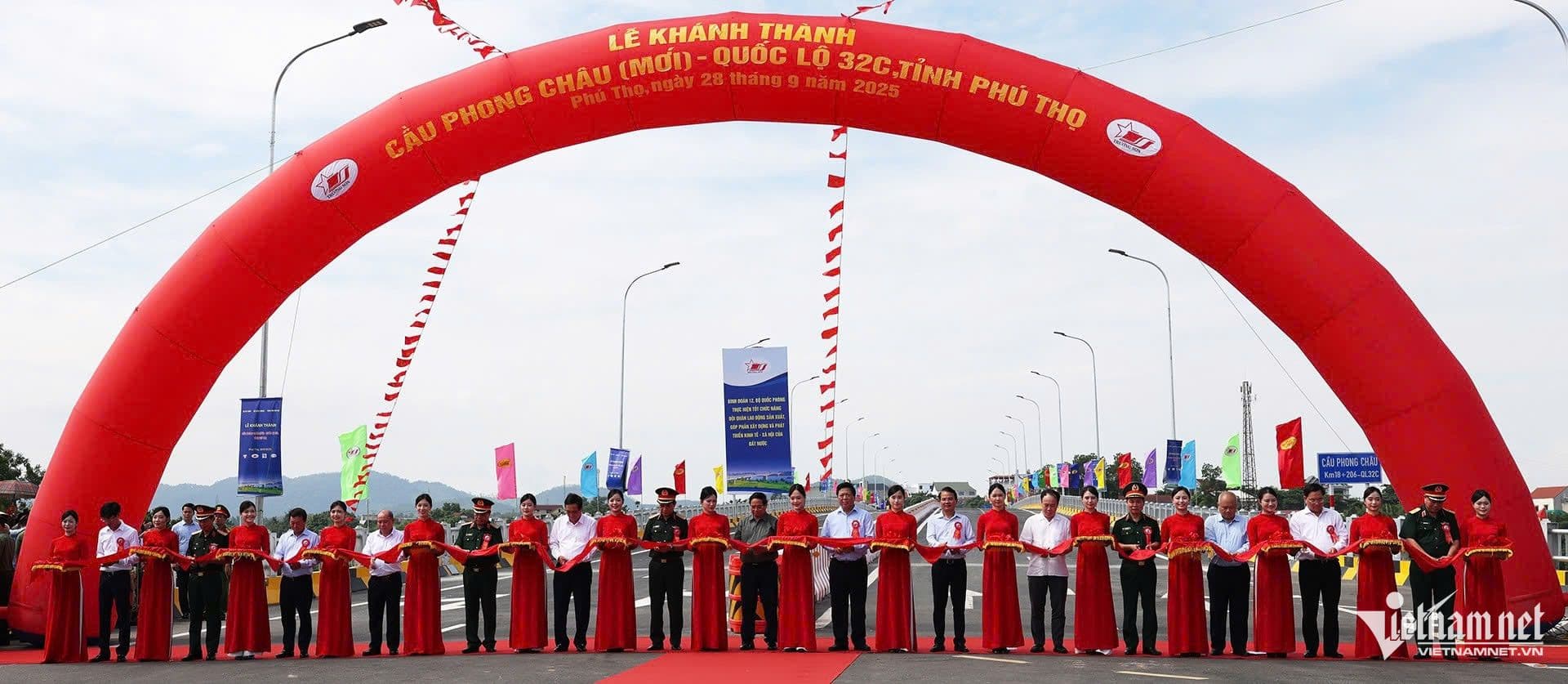 Lễ cắt băng khánh thành cầu Phong Châu mới, biểu tượng của sự hồi sinh và kết nối.