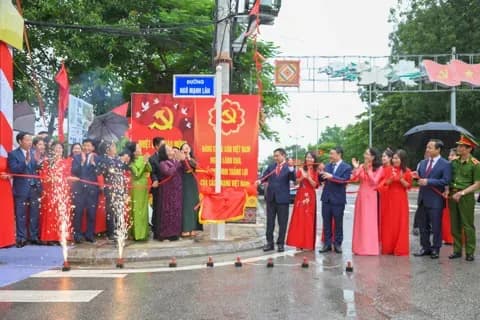 Lễ gắn biển tên đường, thể hiện vai trò của VTV1 là tiếng nói chính thức của Đảng và Nhà nước trong các sự kiện quốc gia.