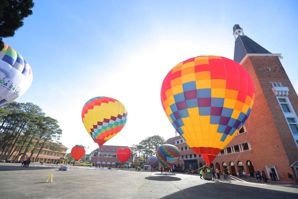 Lễ hội Khinh khí cầu rực rỡ tại Quảng trường Lâm Viên Đà Lạt với kiến trúc cổ kính
