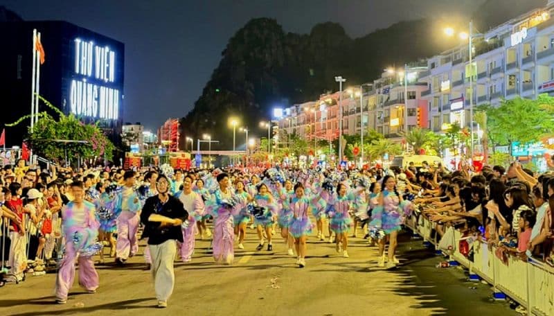 Lễ hội đường phố sôi động tại Hải Phòng với người dân và du khách tham gia diễu hành.