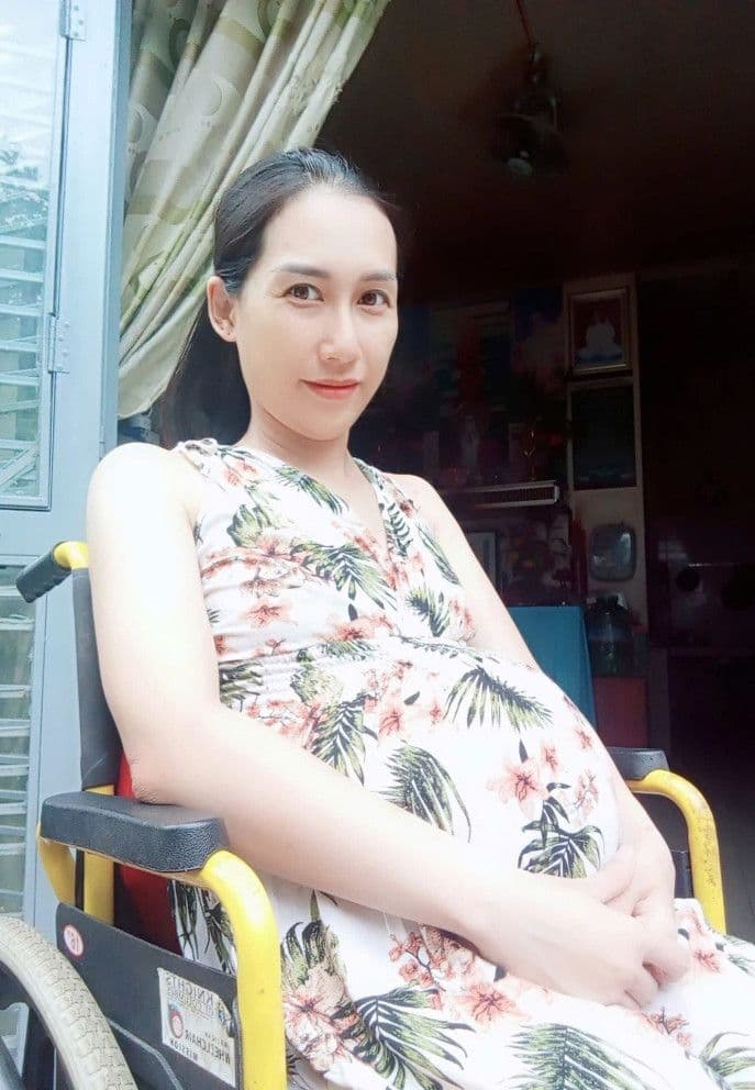 Lê Hiền Hạnh ngồi xe lăn khi mang thai, thể hiện nghị lực và giấc mơ làm mẹ.