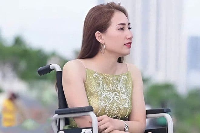 Lê Hiền Hạnh ngồi xe lăn, ánh mắt kiên cường thể hiện khát vọng sống và đam mê.