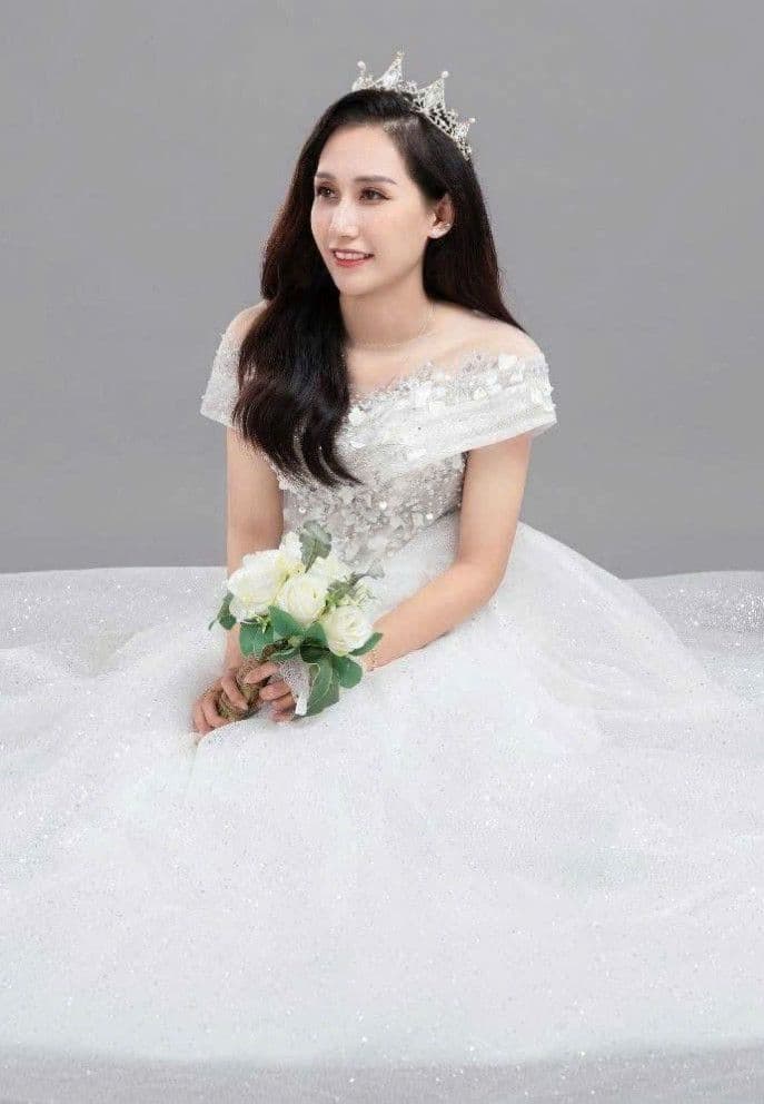 Lê Hiền Hạnh rạng rỡ trong bộ váy cưới, minh chứng cho tình yêu vượt mọi định kiến.