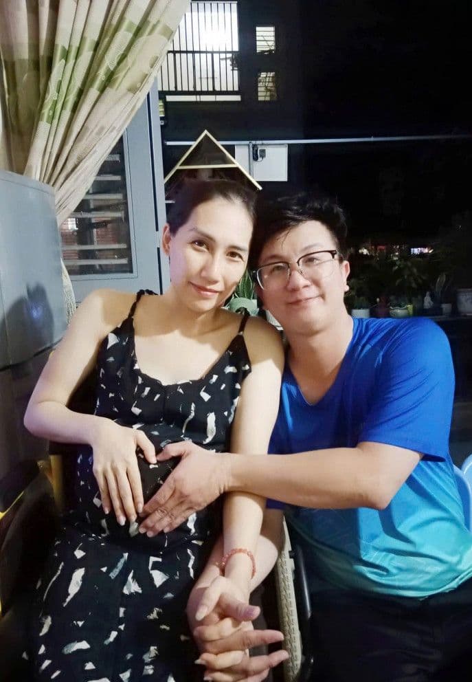 Lê Hiền Hạnh và chồng hạnh phúc bên nhau khi cô đang mang thai con gái đầu lòng.