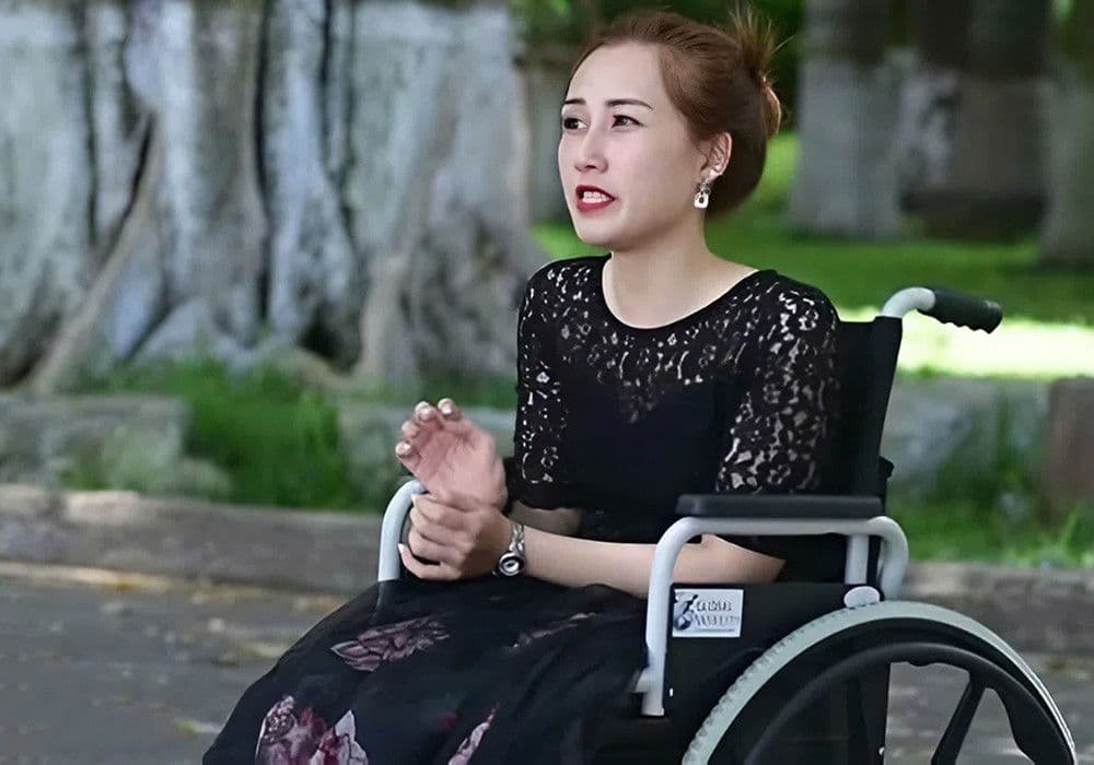 Lê Hiền Hạnh với nụ cười và ánh mắt rạng rỡ, lan tỏa năng lượng tích cực.