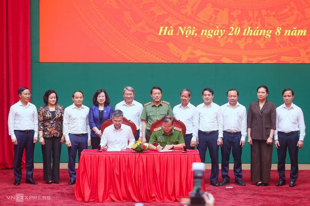 Lễ ký biên bản bàn giao nhiệm vụ thường trực Ban Chỉ đạo 57 Trung ương giữa Văn phòng Trung ương Đảng và Bộ Công an, đánh dấu bước ngoặt chiến lược trong chuyển đổi số quốc gia.