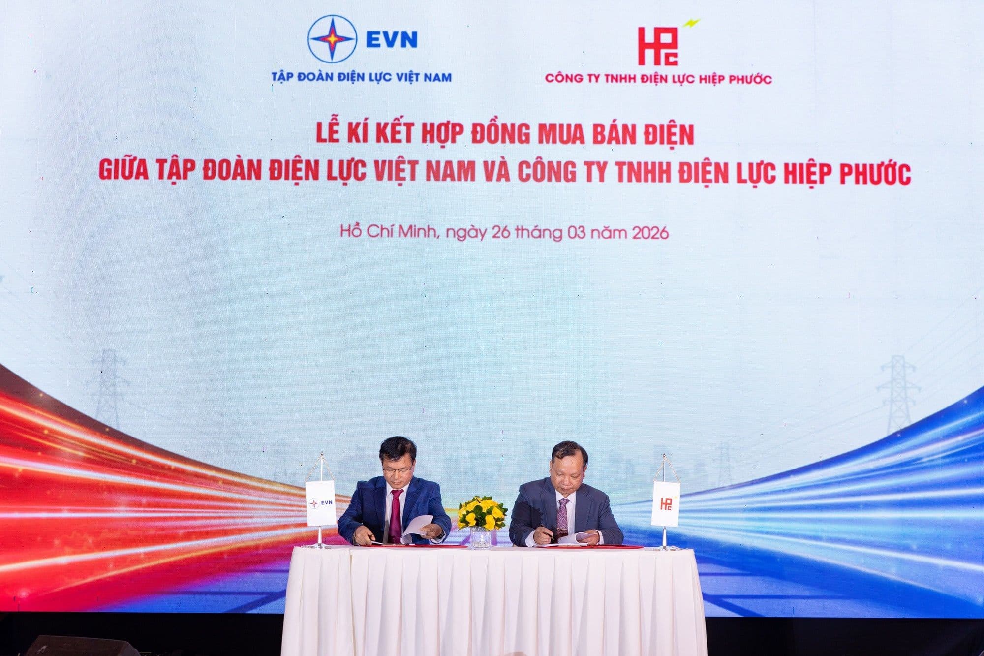 Lễ ký kết hợp đồng điện giữa EVN và công ty điện lực Hiep Phuoc, minh chứng cho chiến lược năng lượng dài hạn và bền vững của Việt Nam.