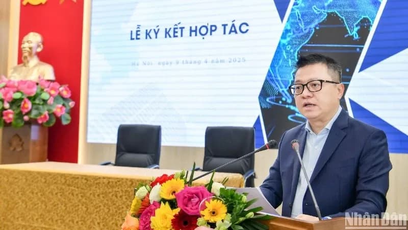 Lễ ký kết hợp tác đưa tin tức Báo Nhân Dân lên ứng dụng VNeID, mở rộng hệ sinh thái số.