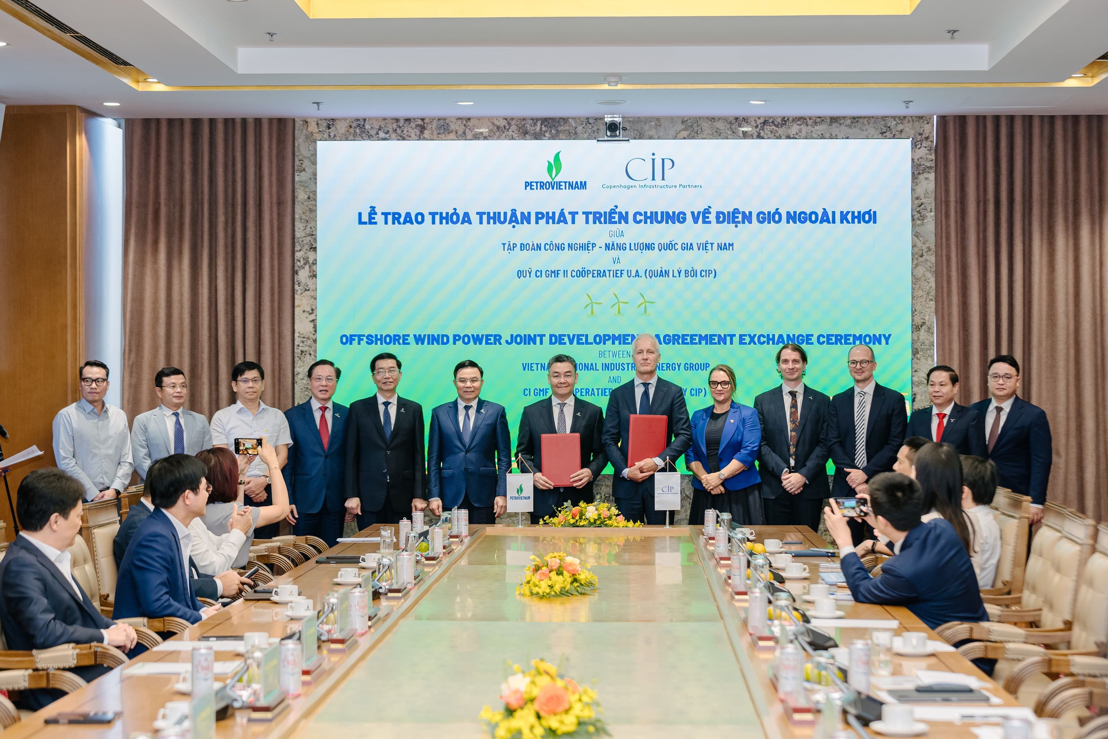 Lễ ký kết thỏa thuận phát triển điện gió ngoài khơi giữa Petrovietnam và Copenhagen Infrastructure Partners, đánh dấu bước chuyển mình chiến lược của Việt Nam.