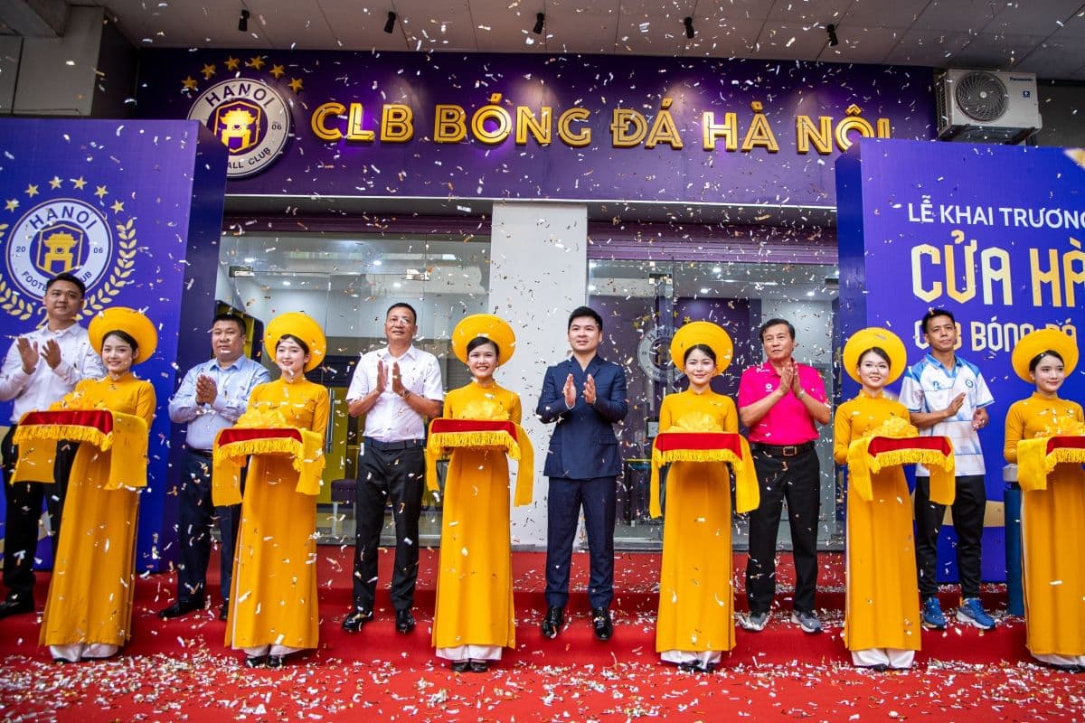 Lễ khai trương cửa hàng phân phối vật phẩm lưu niệm của CLB Hà Nội, khẳng định tầm nhìn phát triển chuyên nghiệp và kỷ niệm 20 năm thành lập.