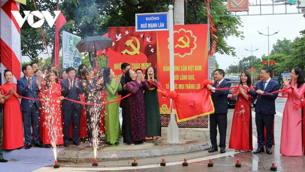 Lễ khánh thành đường Ngô Mạnh Lân ở Điện Biên Phủ, với nghi thức cắt băng và biển tên đường.