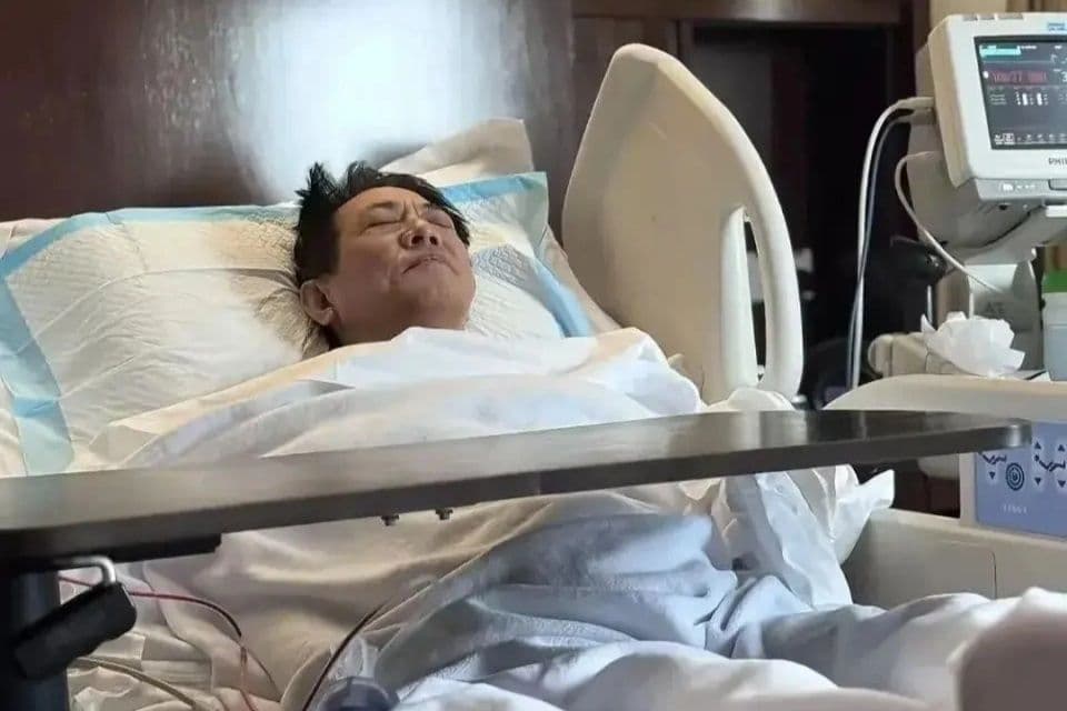 Lý Liên Kiệt nằm trên giường bệnh, thể hiện tình trạng sức khỏe suy yếu do bệnh cường giáp.