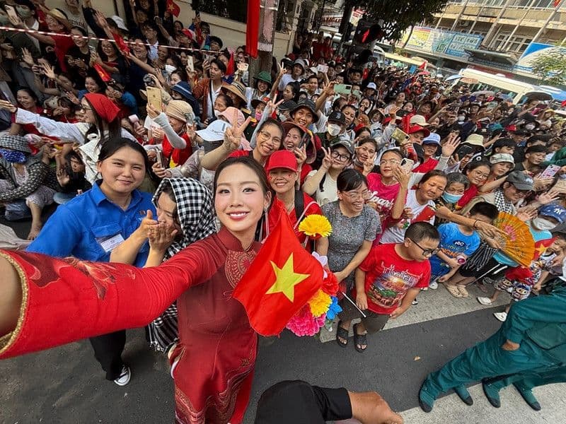 Lê Nguyễn Bảo Ngọc chụp ảnh selfie cùng cộng đồng