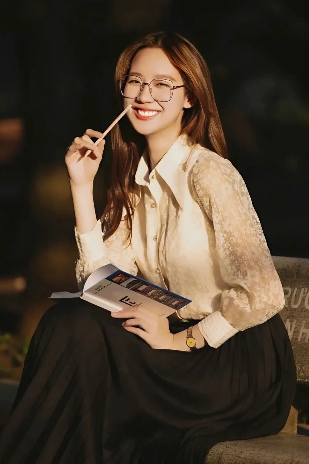 Lê Nguyễn Bảo Ngọc đeo kính, đọc sách, thể hiện trí thức