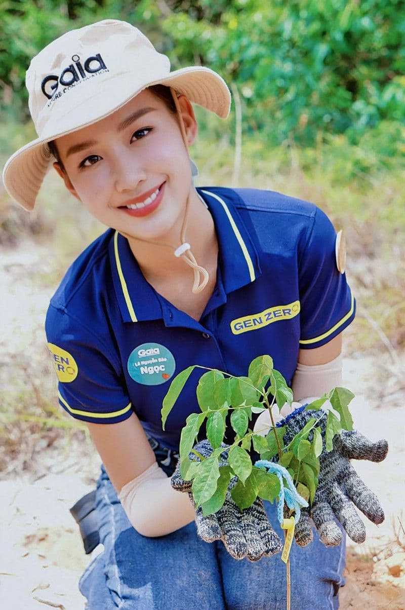 Lê Nguyễn Bảo Ngọc tham gia hoạt động trồng cây bảo vệ môi trường