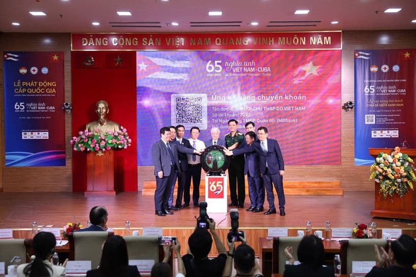 Lễ phát động chương trình '65 năm nghĩa tình Việt Nam-Cuba' của Hội Chữ thập đỏ Việt Nam.