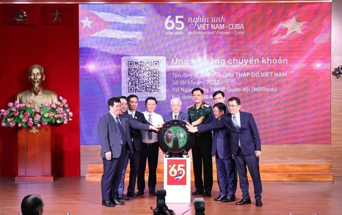 Lễ phát động chương trình '65 năm nghĩa tình Việt Nam-Cuba' với các lãnh đạo tham gia, biểu tượng cho tình đoàn kết và ủng hộ giữa hai quốc gia.