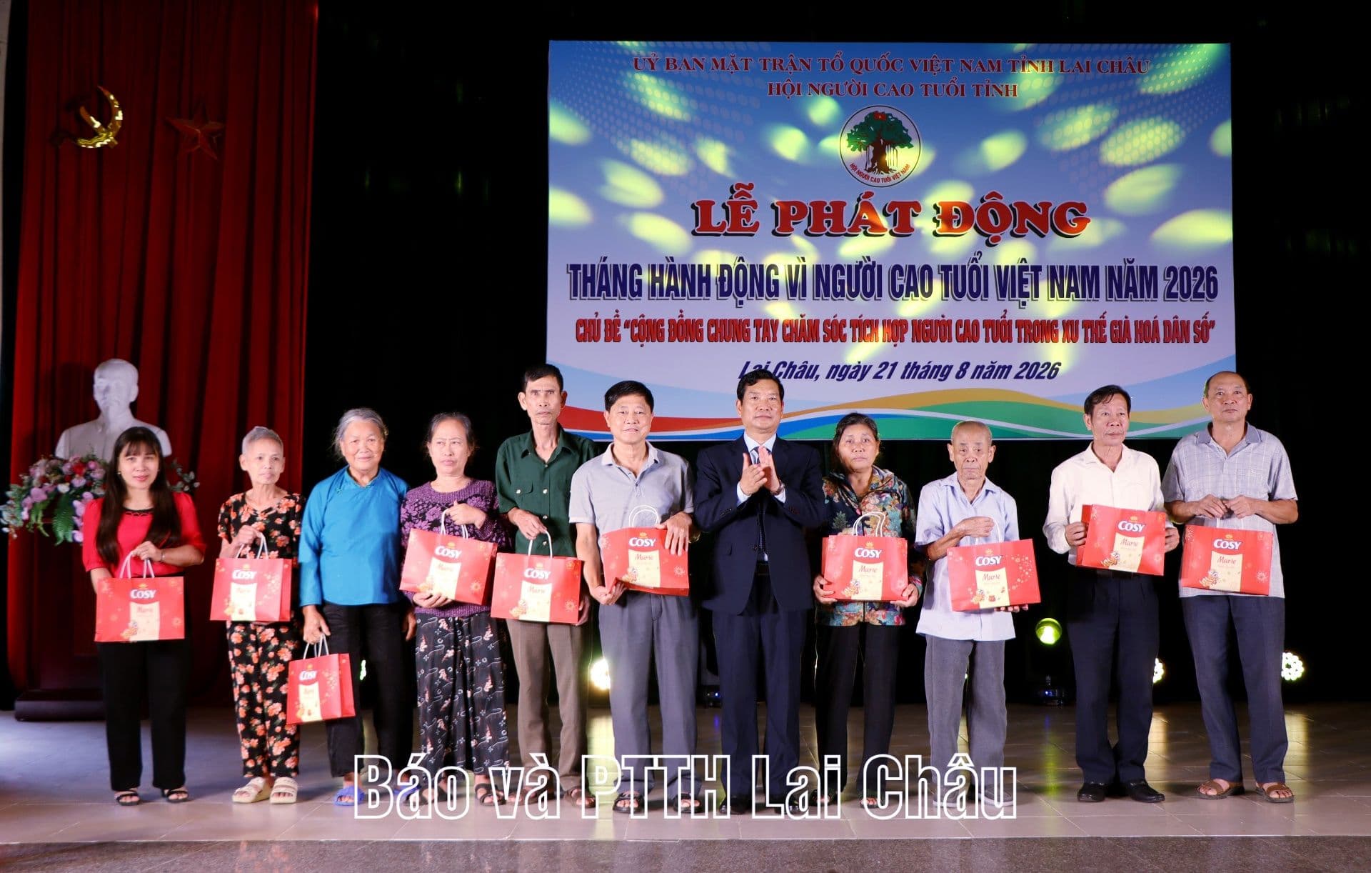 Lễ phát động Tháng hành động vì Người cao tuổi Việt Nam, với lãnh đạo và người cao tuổi nhận quà, nhấn mạnh sự quan tâm và phát huy giá trị của người lớn tuổi trong xã hội.