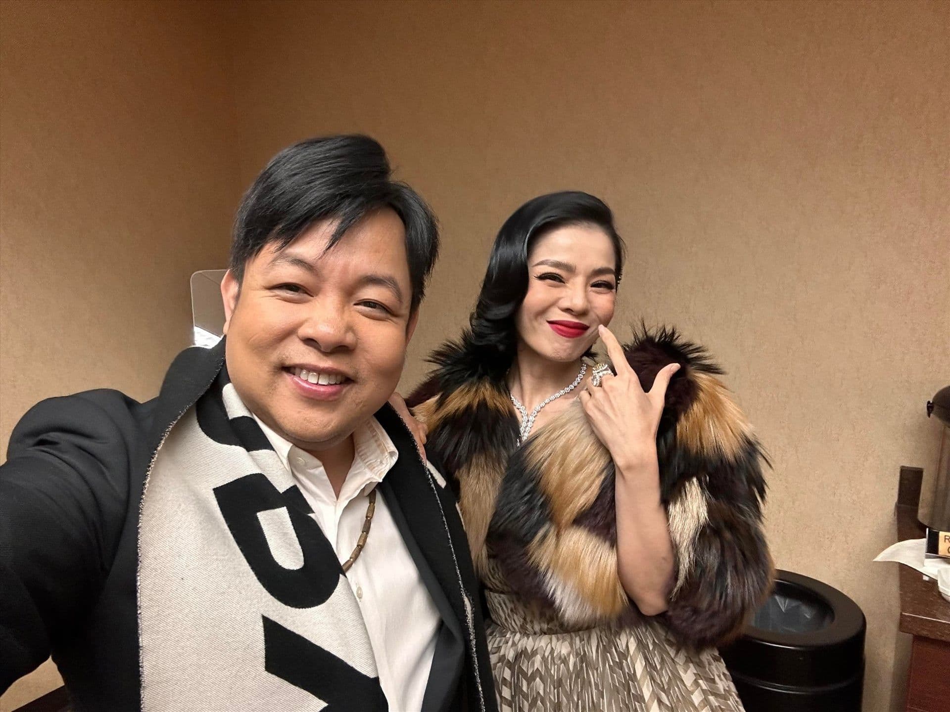 Lệ Quyên và Quang Lê chụp ảnh selfie, thể hiện mối quan hệ âm nhạc bền chặt và bản lĩnh của nữ ca sĩ sau ánh hào quang.