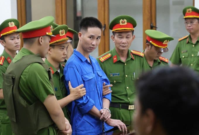 Lê Sỹ Tùng bị còng tay với vẻ mặt lạnh lùng tại phiên tòa tuyên án tử hình.