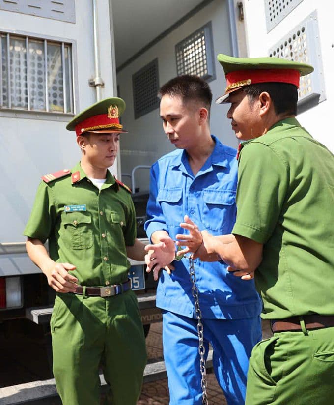 Lê Sỹ Tùng bị cảnh sát áp giải đến tòa án, thể hiện hành trình trượt dài thành tội phạm