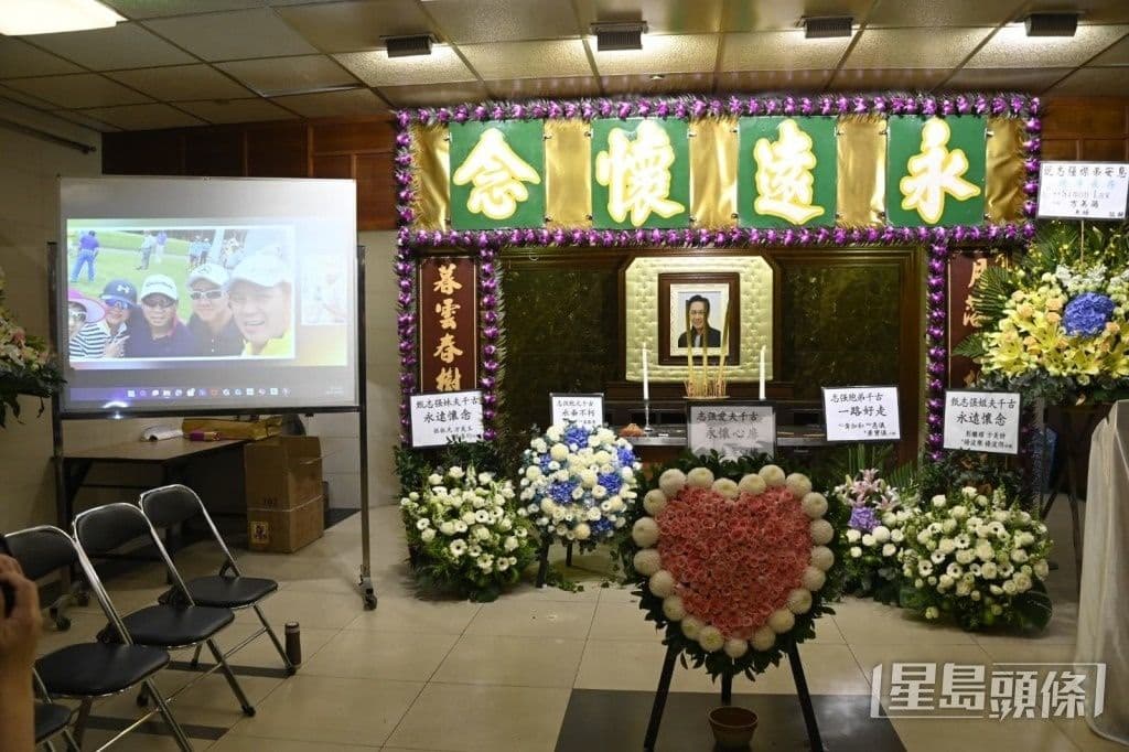 Lễ tang Chân Chí Cường với vòng hoa trái tim và hình ảnh ông vui vẻ trên màn chiếu