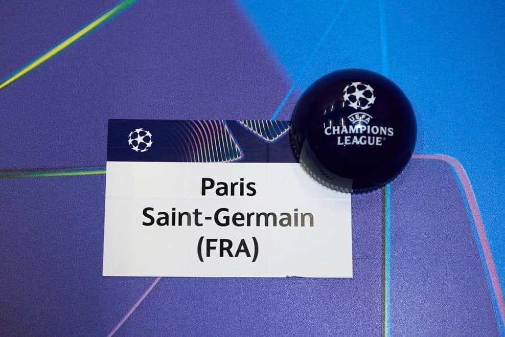 Lá thăm Paris Saint-Germain và quả bóng bốc thăm Champions League, tượng trưng cho may rủi và tính toán.