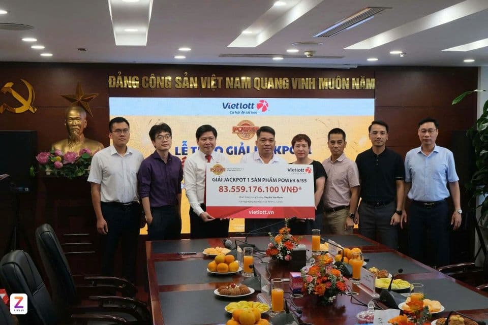 Lễ trao giải Jackpot Vietlott với anh Bùi Văn Mạnh nhận tấm séc trị giá hơn 83 tỷ đồng, minh chứng cho quy mô và đóng góp của Vietlott.
