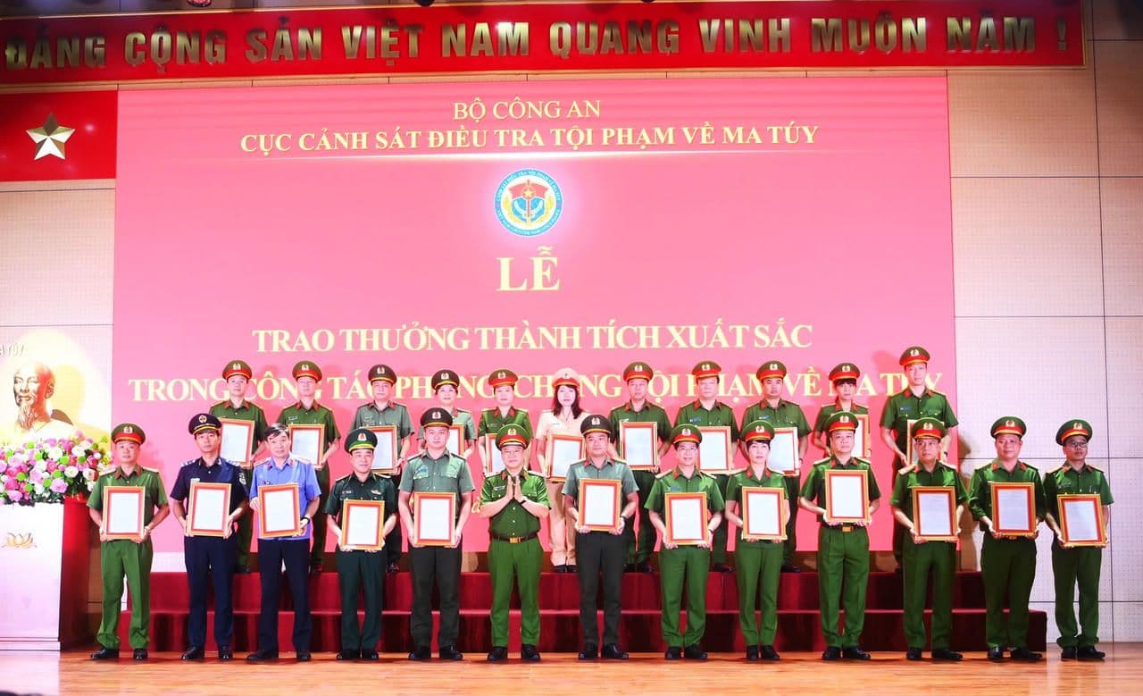 Lễ trao thưởng cho các tập thể có thành tích xuất sắc trong phòng, chống tội phạm ma túy