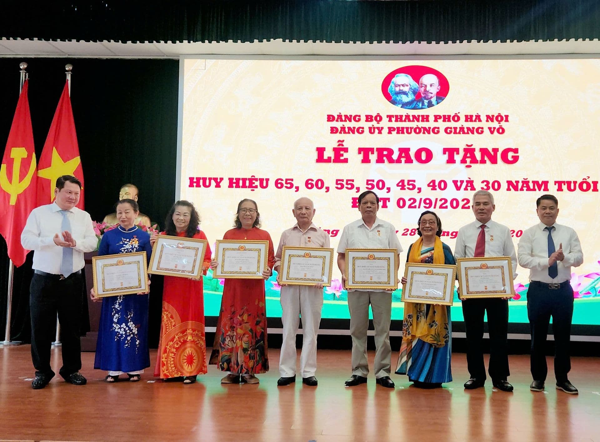 Lễ trao tặng Huy hiệu Đảng cho các đảng viên tại Hà Nội, biểu tượng cho sự gắn kết và hậu phương vững chắc của Đảng.