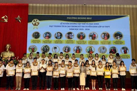 Lễ tuyên dương học sinh đạt thành tích cao trong kỳ thi tuyển sinh lớp 10, minh họa kinh nghiệm từ các địa phương khác.