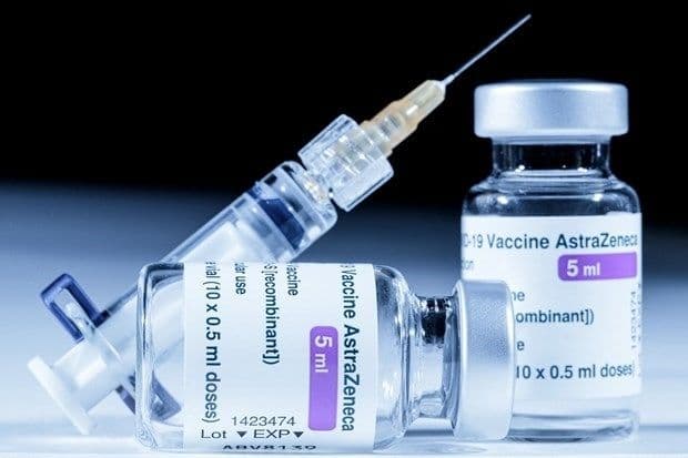 Lọ vắc xin AstraZeneca và ống tiêm, biểu tượng cho đóng góp của công ty trong cuộc chiến chống COVID-19.