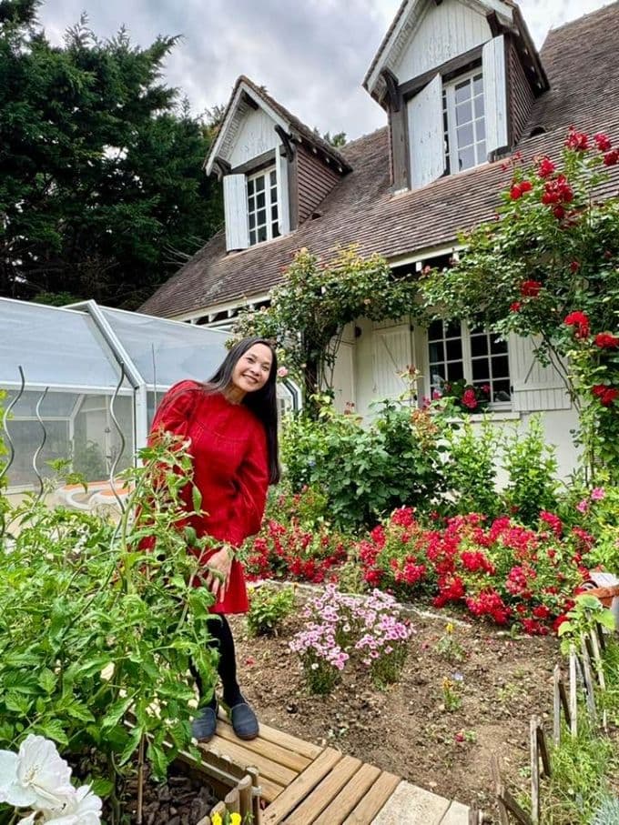 Lê Vi trong khu vườn rộng lớn tại nhà riêng ở thị trấn Amboise, Pháp, thể hiện cuộc sống bình yên nơi xứ người.