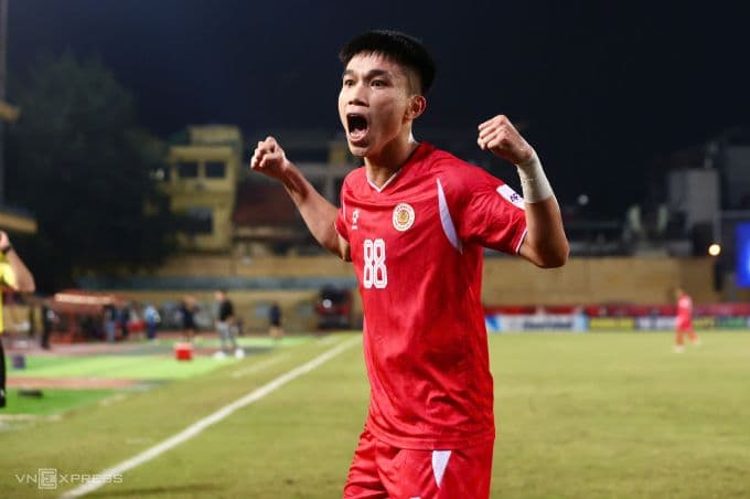 Lê Văn Đô của CAHN ăn mừng bàn mở tỷ số ở phút 30 trong trận đấu với Macarthur.