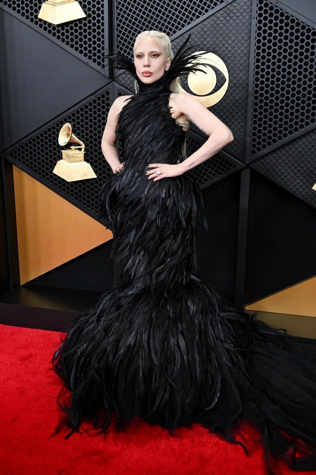Lady Gaga trên thảm đỏ Grammy 2026 với trang phục đen ấn tượng