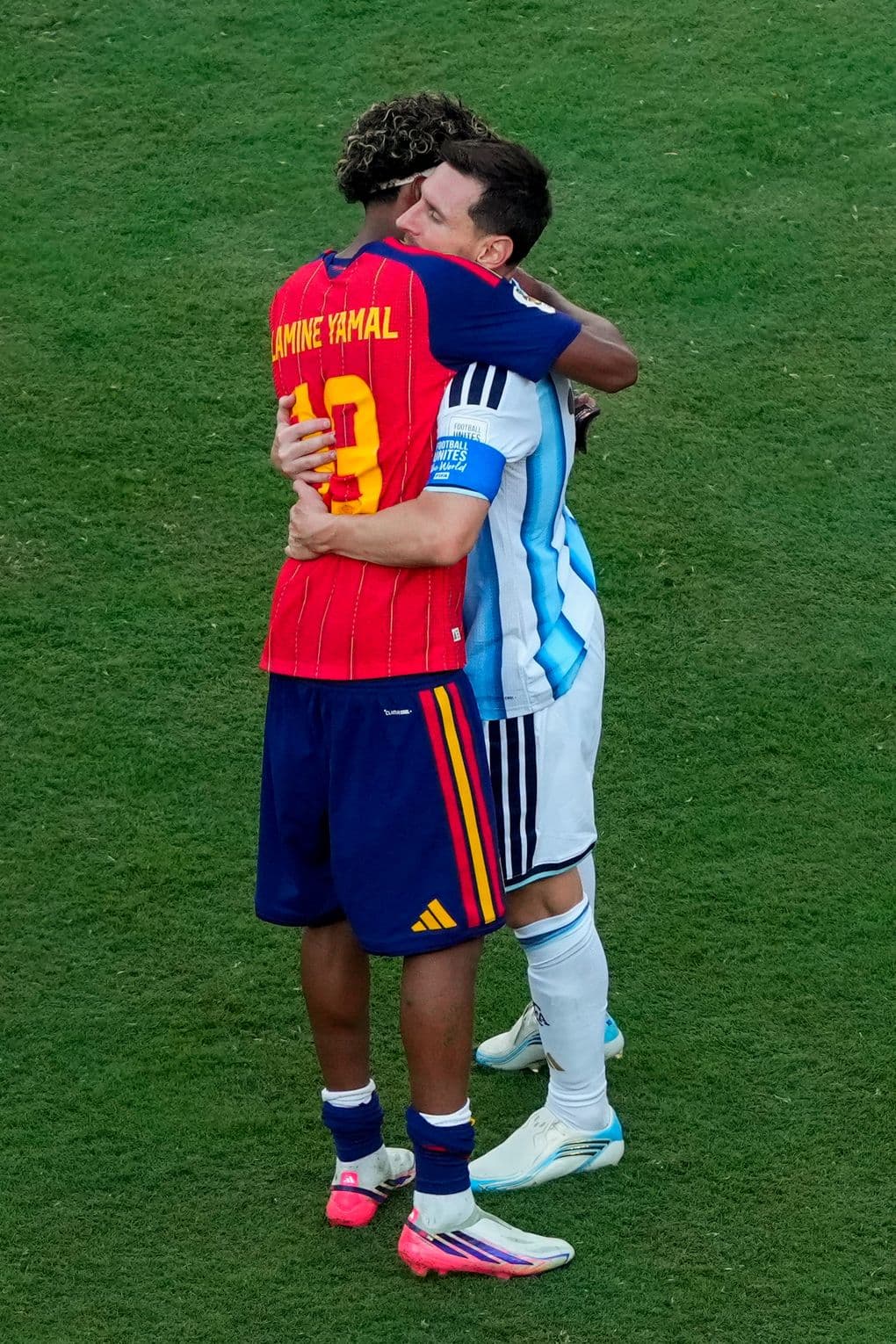 Lamine Yamal an ủi Lionel Messi sau trận chung kết World Cup 2026.