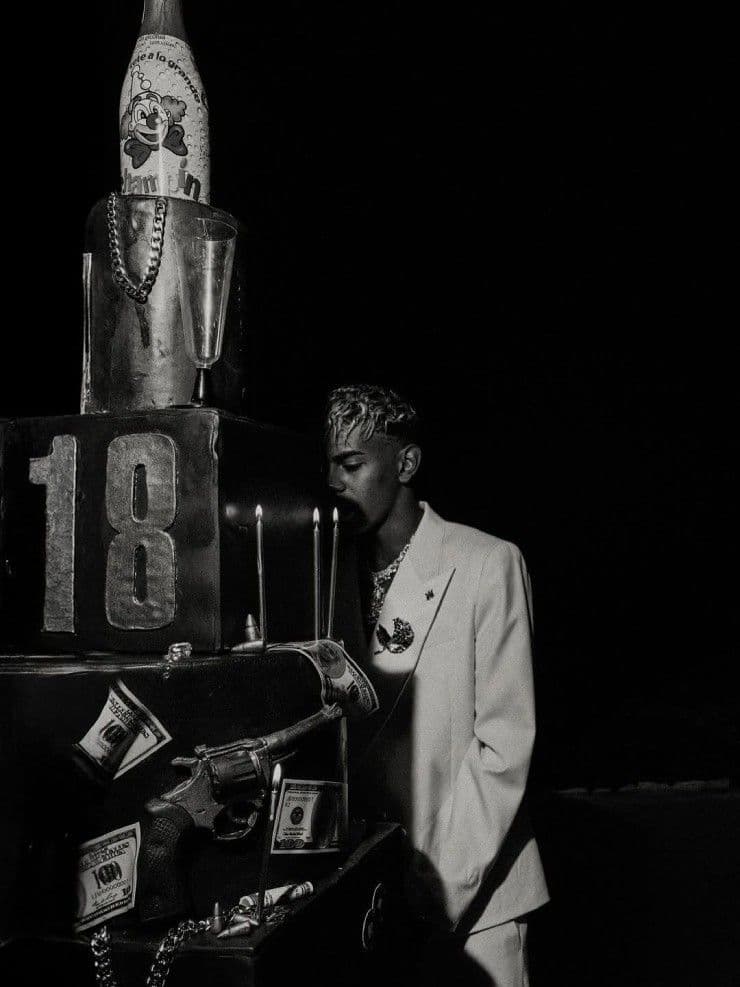 Lamine Yamal bên chiếc bánh sinh nhật 18 tuổi theo phong cách mafia.