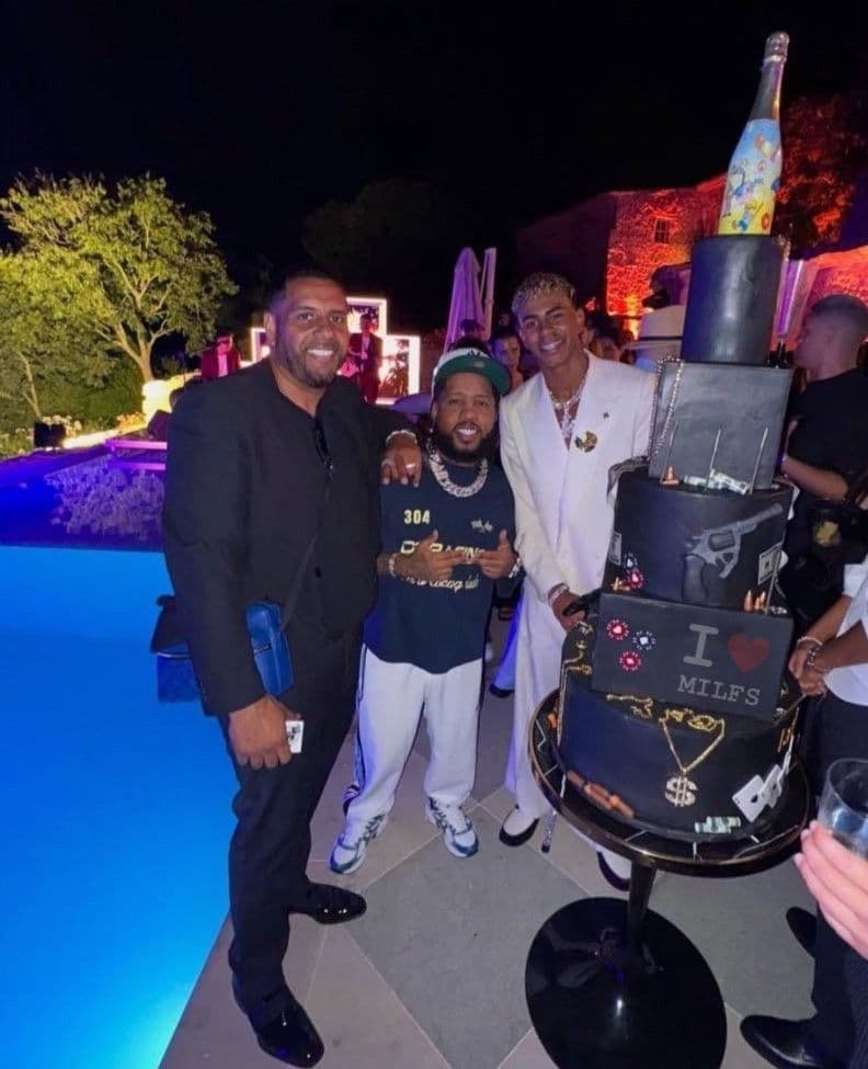 Lamine Yamal bên chiếc bánh sinh nhật phong cách 'gangster' với hình súng và tiền