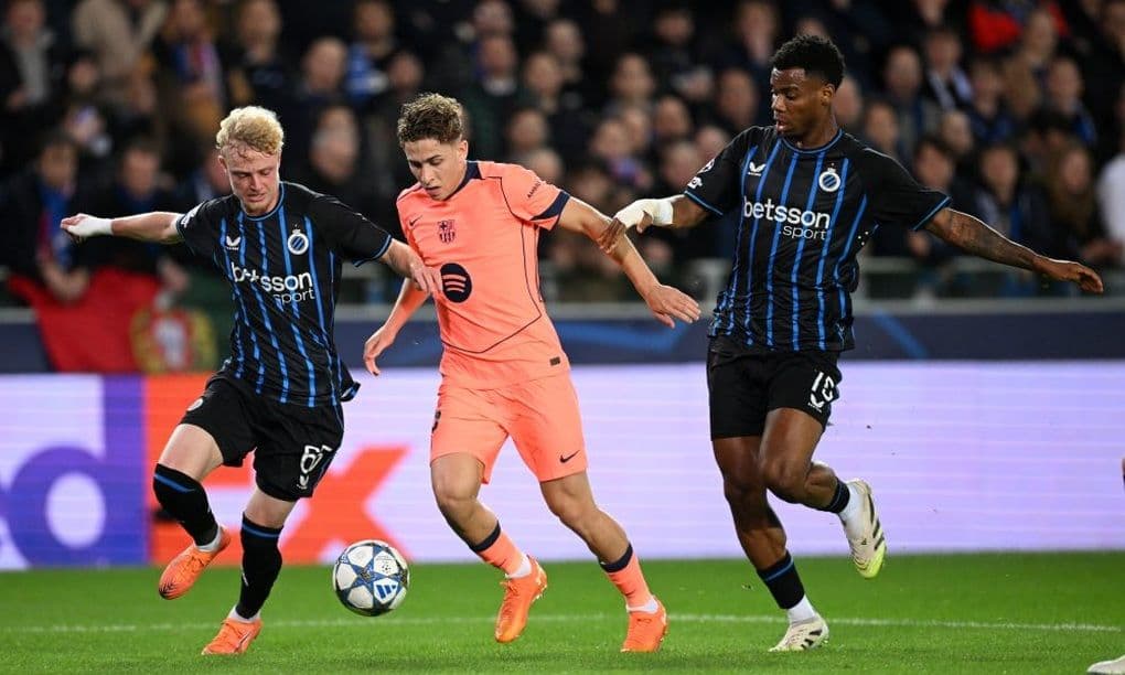 Lamine Yamal của Barcelona dứt điểm về phía khung thành Club Brugge.