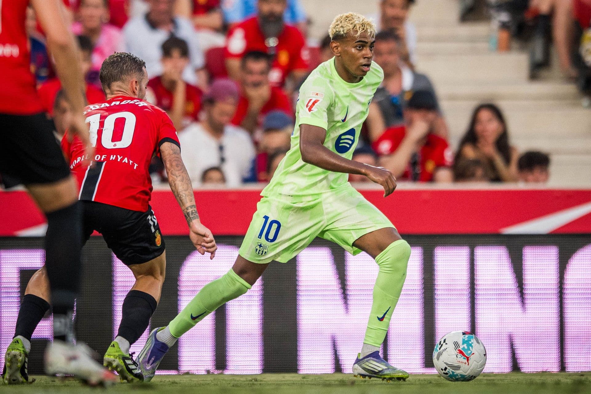 Lamine Yamal của Barcelona đối đầu cầu thủ Mallorca trong trận đấu La Liga